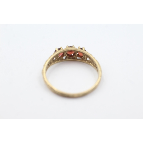 180 - 9ct gold brutalist red gemstone ring (2.4g)  Size U