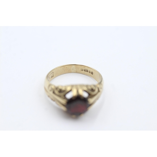 186 - 9ct gold ornate framed garnet ring (4.2g)  Size N