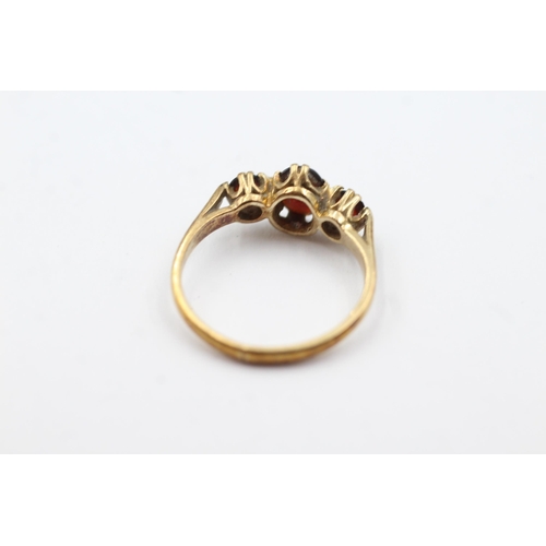 187 - 9ct gold garnet trio fronted ring (2.3g)  Size  N