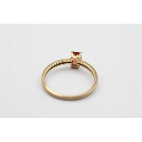 189 - 9ct gold red gemstone solitaire ring (1.5g)  Size  N