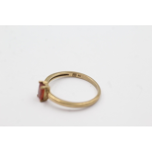 189 - 9ct gold red gemstone solitaire ring (1.5g)  Size  N