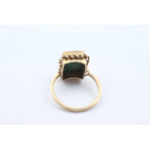 192 - 9ct gold malachite rope framed ring (2.5g)  Size L