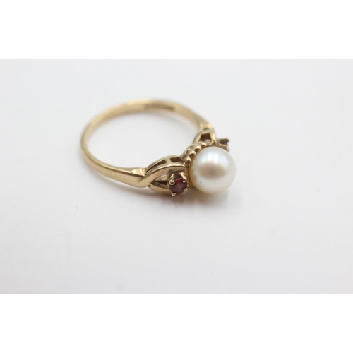 195 - 9ct gold garnet sided pearl ring (3g)  Size  N