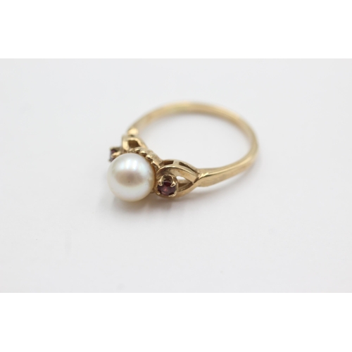 195 - 9ct gold garnet sided pearl ring (3g)  Size  N