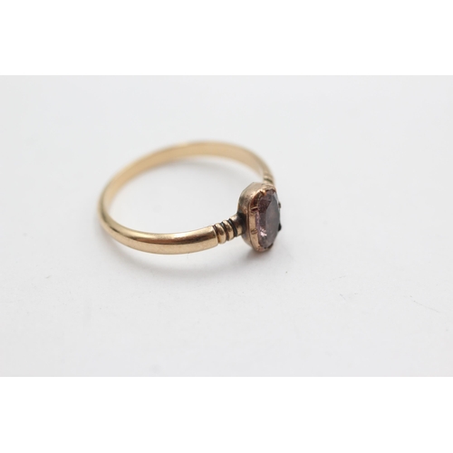 201 - 9ct gold vintage topaz ring (2.1g)  Size  P