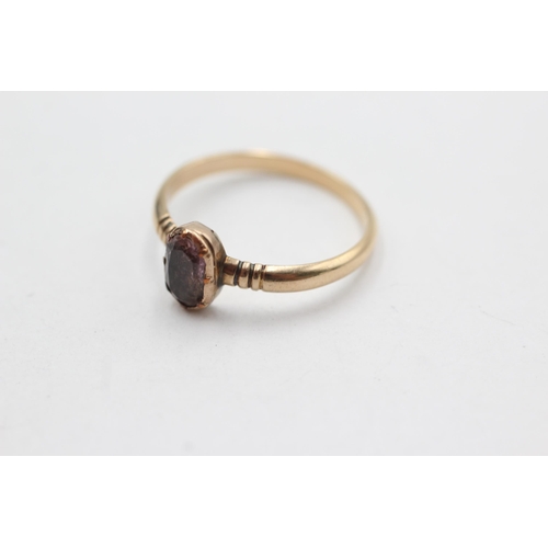 201 - 9ct gold vintage topaz ring (2.1g)  Size  P