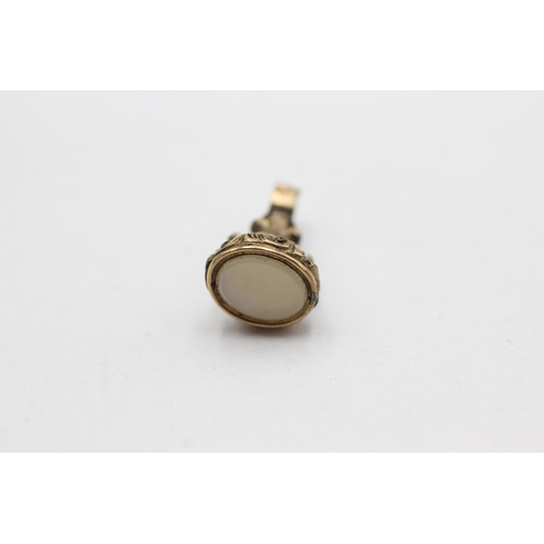 203 - 9ct gold antique chalcedony fob seal (1.6g)