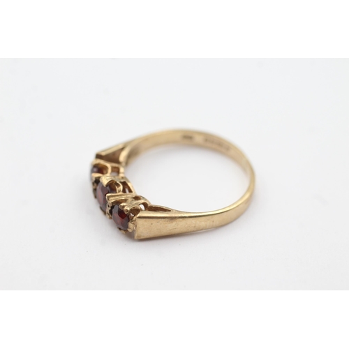 204 - 9ct gold garnet fronted ring (2.6g)  Size O