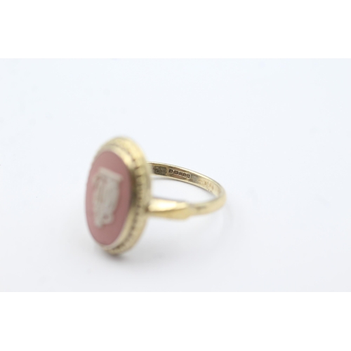 269 - silver guilded pink wedgwood ring (4.2g)  Size  N