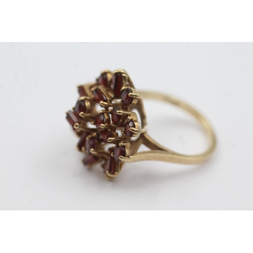 271 - 9ct gold garnet floral cluster ring (5.4g)  Size  L