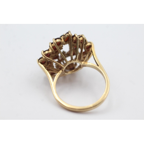 271 - 9ct gold garnet floral cluster ring (5.4g)  Size  L