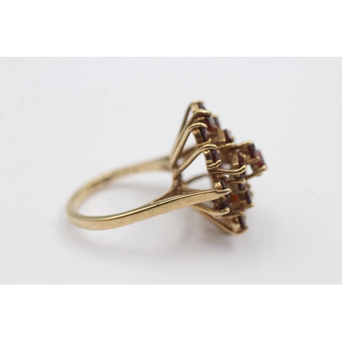 271 - 9ct gold garnet floral cluster ring (5.4g)  Size  L