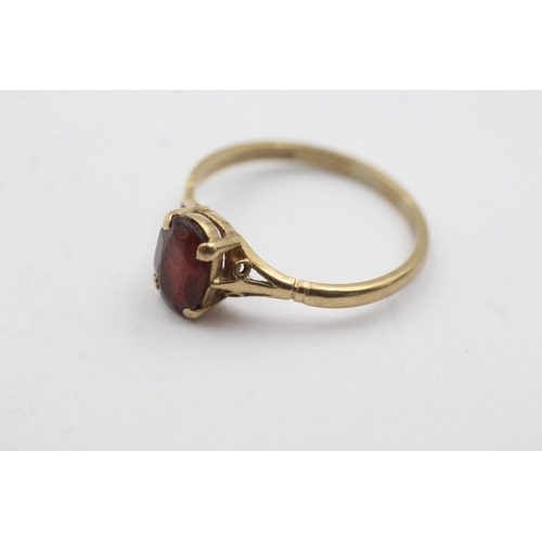 277 - 9ct gold claw framed garnet ring (2.8g)  Size  W