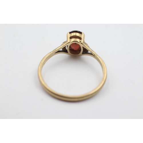 277 - 9ct gold claw framed garnet ring (2.8g)  Size  W