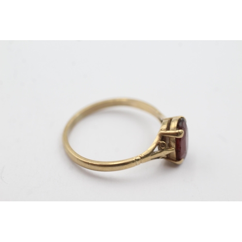 277 - 9ct gold claw framed garnet ring (2.8g)  Size  W