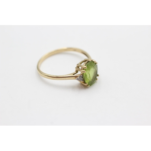 28 - 9ct gold peridot & clear gemstone ring (2.4g)  Size U