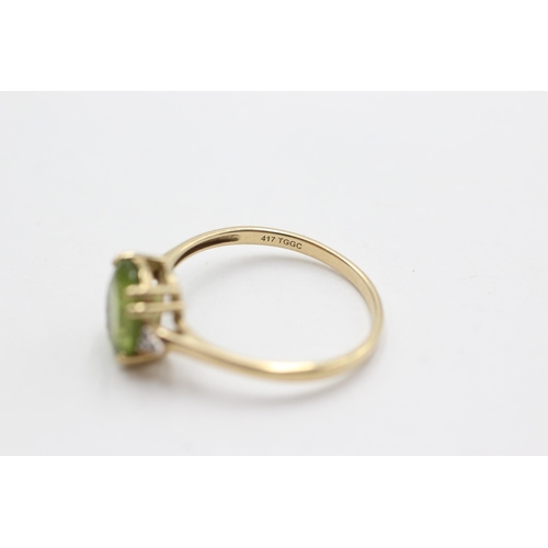 28 - 9ct gold peridot & clear gemstone ring (2.4g)  Size U