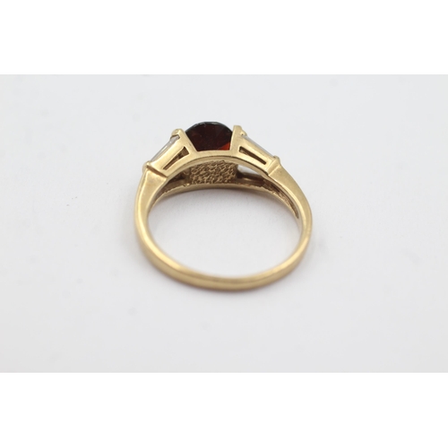 280 - 9ct gold clear gemstone & garnet ring (3.2g)  Size N