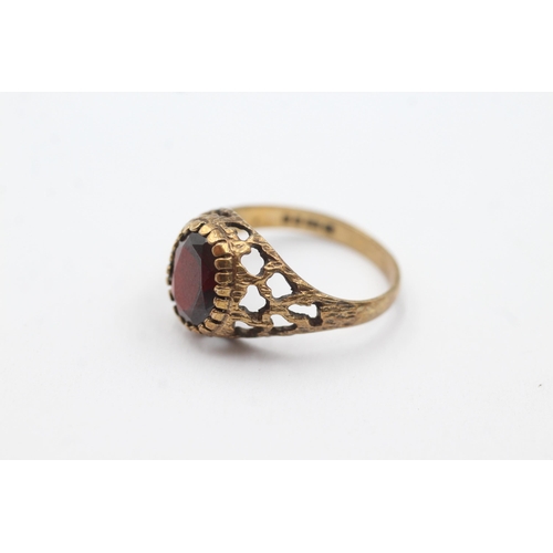 284 - 9ct gold textured framed garnet ring (2.7g)  Size M