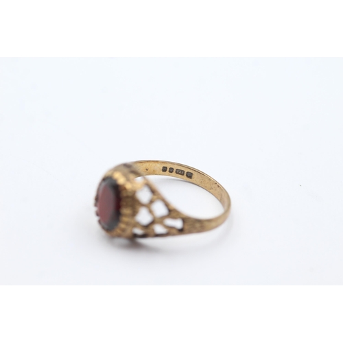 284 - 9ct gold textured framed garnet ring (2.7g)  Size M