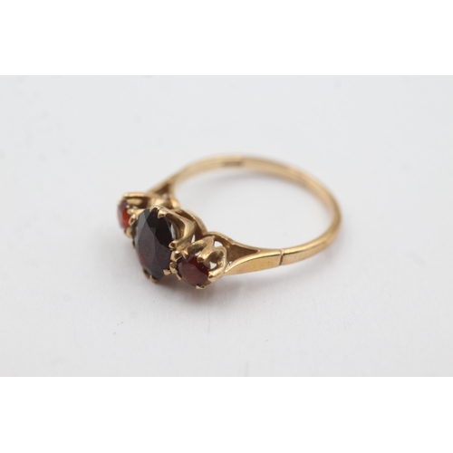 294 - 9ct gold garnet fronted ring (2.6g)  Size N