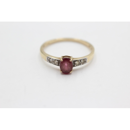 30 - 9ct gold garnet & clear gemstone ring (2g)  Size U