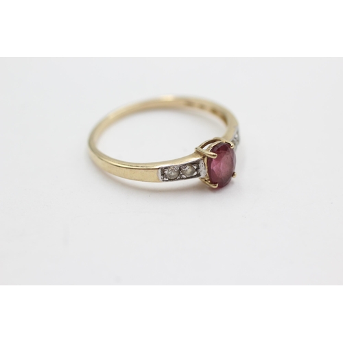 30 - 9ct gold garnet & clear gemstone ring (2g)  Size U