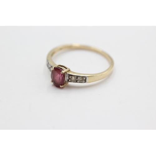 30 - 9ct gold garnet & clear gemstone ring (2g)  Size U