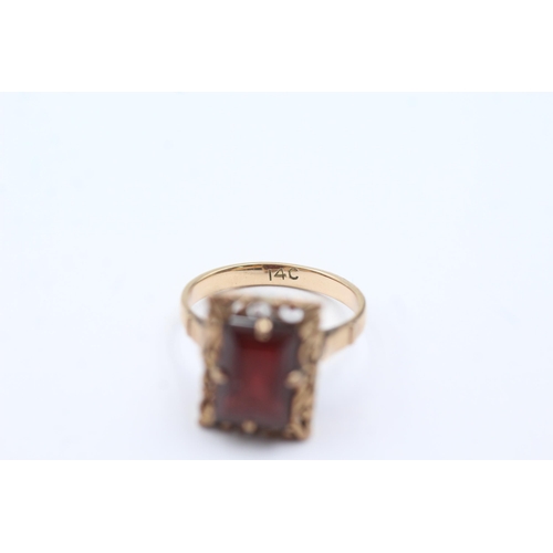 328 - 14ct gold garnet ring (4.3g)  Size O