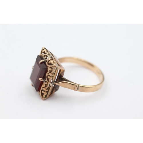 328 - 14ct gold garnet ring (4.3g)  Size O