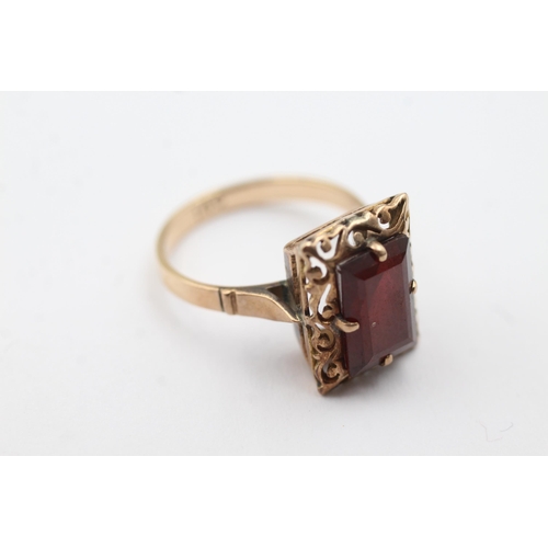 328 - 14ct gold garnet ring (4.3g)  Size O