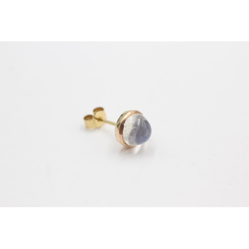 337 - 18ct gold moonstone stud earrings (2.1g)