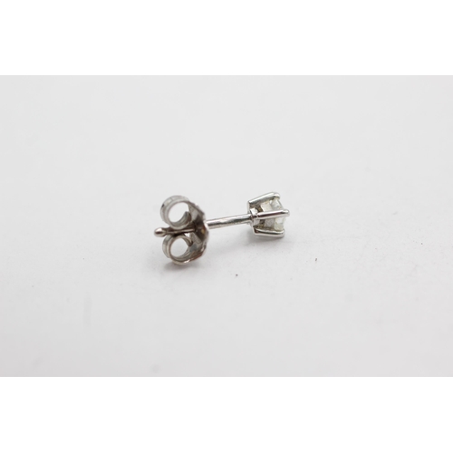 351 - 18ct white gold diamond stud earrings (1g)