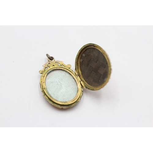 41 - 6ct gold back & front antique locket (3.3g)