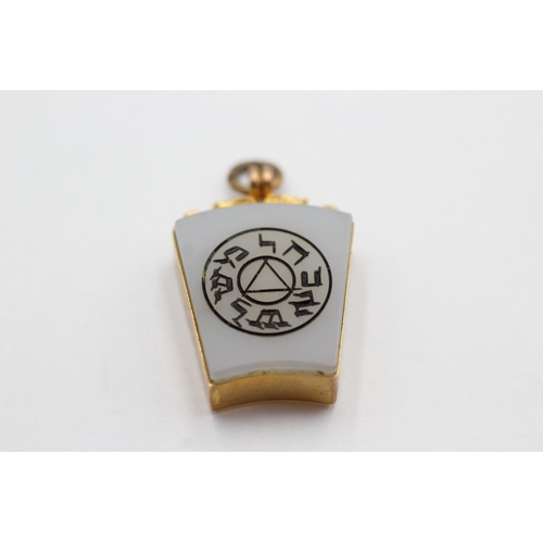 52 - 9ct gold antique chalcedony masonic pendant with Chester hallmarks (4.9g)