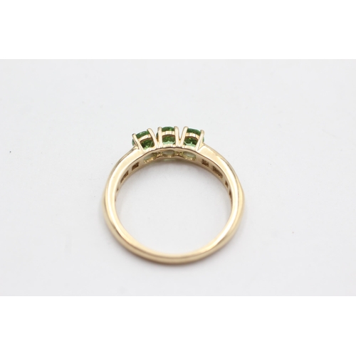 6 - 9ct gold green gemstone & clear gemstone dress ring (2.9g)  Size S