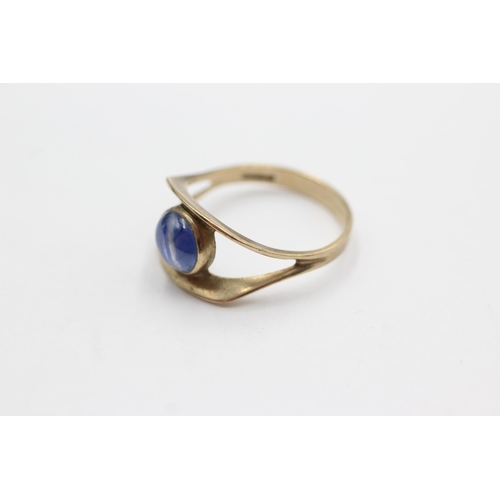 66 - 9ct gold sapphire modernist design ring (2.7g)  Size Q