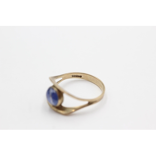 66 - 9ct gold sapphire modernist design ring (2.7g)  Size Q