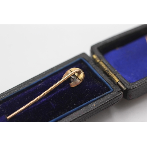 67 - 15ct gold antique pearl detail stick pin with 9ct pin (0.9g)