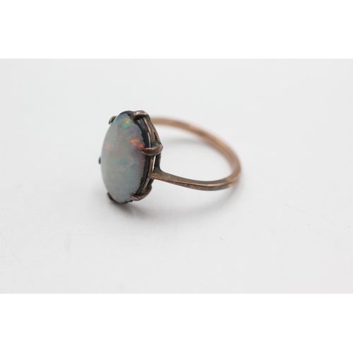 70 - 9ct gold opal dress ring (1.9g)  Size L