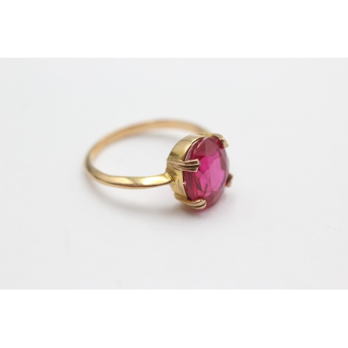 72 - 18ct gold synthetic ruby ring (3.8g)  Size P