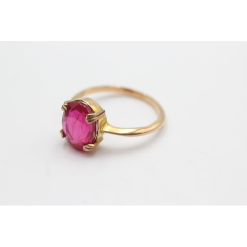 72 - 18ct gold synthetic ruby ring (3.8g)  Size P