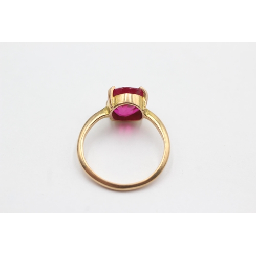 72 - 18ct gold synthetic ruby ring (3.8g)  Size P