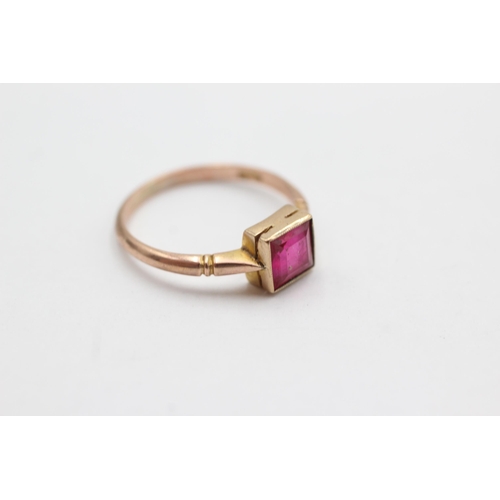 73 - 9ct gold synthetic ruby ring (2.1g)  Size  P