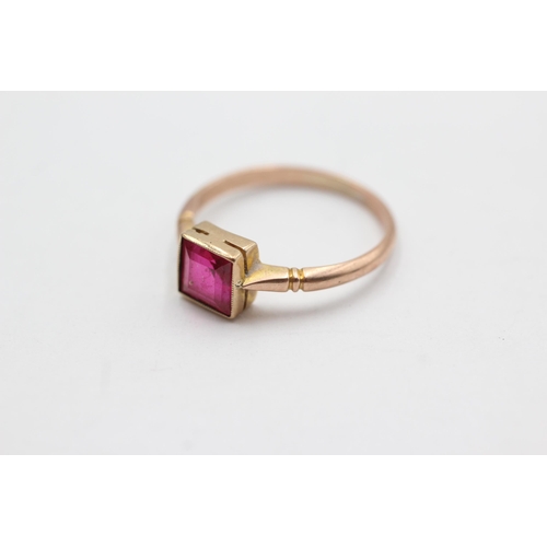 73 - 9ct gold synthetic ruby ring (2.1g)  Size  P