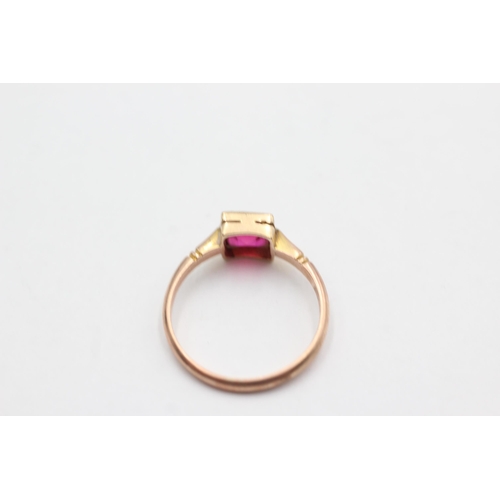 73 - 9ct gold synthetic ruby ring (2.1g)  Size  P