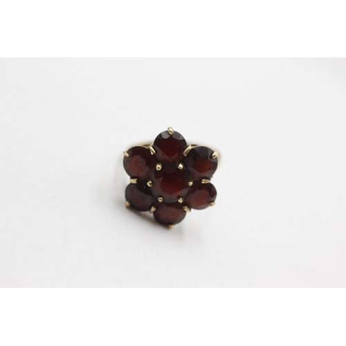 8 - 9ct gold garnet floral ring (3.4g)  Size N