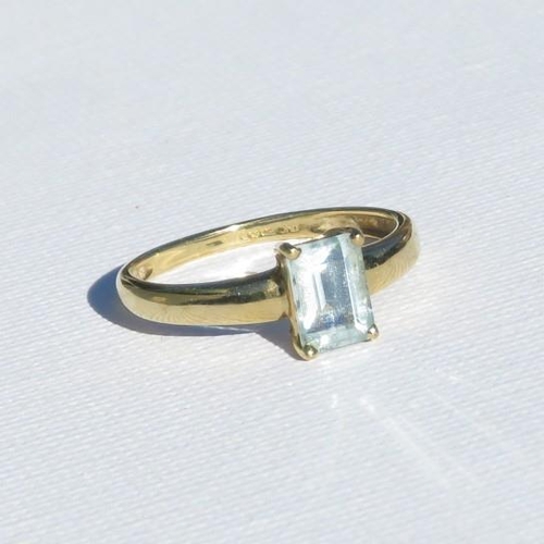 80 - 9ct gold aquamarine ring (1.7g)  Size O