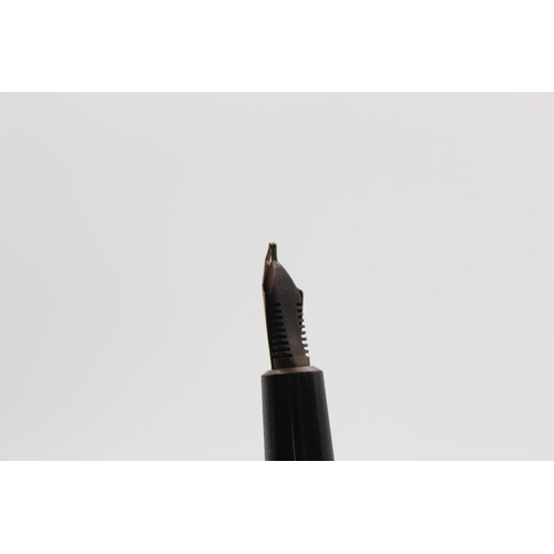 Vintage PARKER Duofold Black FOUNTAIN PEN w/ 14ct Gold Nib WRITING