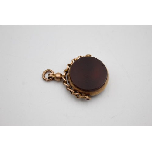 102 - 9ct gold antique bloodstone & carnelian spinner fob (6.5g)
